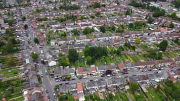 hög vinkel se av norr öst av luton stad och dess bostads- distrikt. antenn antal fot var fångad med drönare kamera på augusti 03:e, 2023. England, Storbritannien video