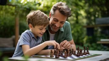 papá y niño jugando ajedrez foto