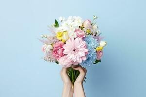 mujer sosteniendo ramo de flores foto