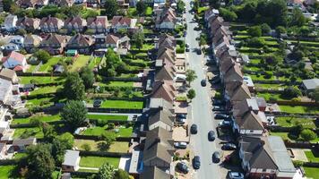 hög vinkel se av söder öst av luton stad och dess bostads- distrikt. antenn antal fot var fångad med drönare kamera på augusti 10:e, 2023. England, Storbritannien video