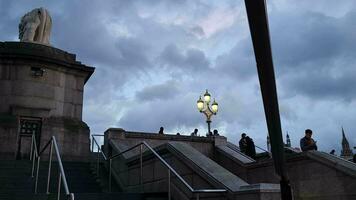mooi laag hoek beeldmateriaal van toerist mensen zijn wandelen langs traject van Londen oog Bij Westminster centraal Londen stad van Engeland Super goed Brittannië, beeldmateriaal was gevangen genomen Aan aug 02e, 2023 gedurende zonsondergang. video