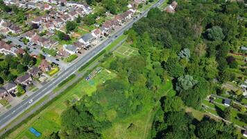 haute angle vue de Sud est de luton ville et ses Résidentiel district. aérien métrage a été capturé avec drone caméra sur août 10e, 2023. Angleterre, Royaume-Uni video