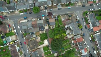 alto angolo Visualizza di nord est di luton città e suo Residenziale quartiere. aereo metraggio era catturato con di droni telecamera su agosto 03, 2023. Inghilterra, UK video