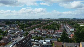 alto ángulo ver de occidental lutón ciudad y residencial distrito. aéreo ver de capturado con drones cámara en 30 julio, 2023. Inglaterra, Reino Unido video