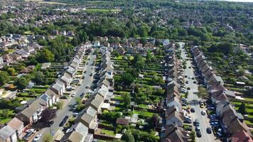 haute angle vue de Sud est de luton ville et ses Résidentiel district. aérien métrage a été capturé avec drone caméra sur août 10e, 2023. Angleterre, Royaume-Uni video