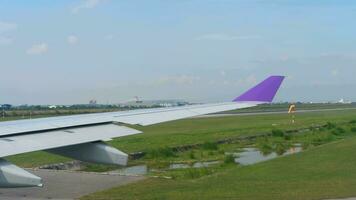 avión rodaje antes de salida desde suvarnabhumi aeropuerto, ver desde rodaje aeronave video