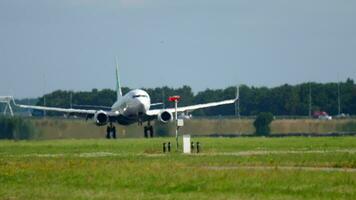 Ámsterdam, el Países Bajos julio 27, 2017 - transavia boeing 737 ph hsc que se acerca antes de aterrizaje en pista 18r polderbaan. barco aeropuerto, Ámsterdam, Holanda video