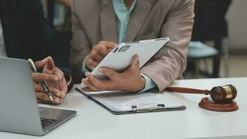 negócios e advogados discutindo documentos de contrato com escala de latão na mesa no escritório. lei, serviços jurídicos, aconselhamento, justiça e imagem de conceito de lei com efeito de grão de filme video