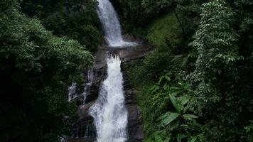 Antenne Sicht. Wasserfall versteckt im tropisch Regenwald Urwald im National Park doi inthanon, Asien, Thailand. video