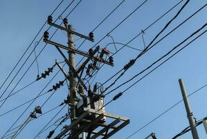 comunicación torre, eléctrico torre, poder agarre, telecomunicación torre, móvil teléfono relé torre, con cables y otro tecnológico antecedentes foto