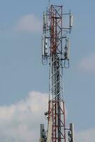 comunicación torre, eléctrico torre, poder agarre, telecomunicación torre, móvil teléfono relé torre, con cables y otro tecnológico antecedentes foto