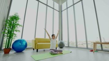 ginástica treinador medindo excesso de peso mulher com a verde fita a medida para faço treinos plano. assistência médica, esporte, fitness, peso perdendo, ativo estilo de vida conceito video