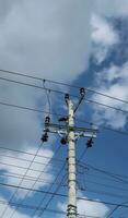 comunicación torre, eléctrico torre, poder agarre, telecomunicación torre, móvil teléfono relé torre, con cables y otro tecnológico antecedentes foto