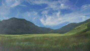 montaña rango con pradera en el primer plano y blanco nubes en un azul cielo video