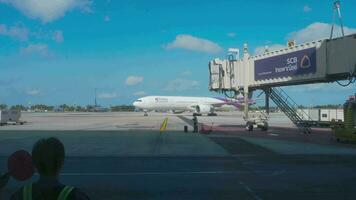 Phuket, Thaïlande novembre 22, 2018 - maréchal contrôles le parking de le avion après le arrivée et roulage video