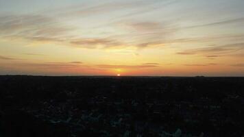 hoch Winkel Aussicht von die meisten schön Orange Himmel und Wolken während Sonnenuntergang Über Nord Luton Stadt von England Vereinigtes Königreich, Antenne Aufnahmen war gefangen mit Drohnen Kamera auf Juli 29., 2023 video