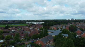 hög vinkel se av Västra luton stad och bostads- distrikt. antenn se av fångad med drönare kamera på 30:e juli, 2023. England, Storbritannien video