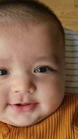 dichtbij omhoog schot van schattig Aziatisch Pakistaans 4 maanden oud baby jongen, wie is genieten van Bij huis tuin Bij luton stad van Engeland uk. beeld was gevangen genomen Aan juli 23e, 2023 video