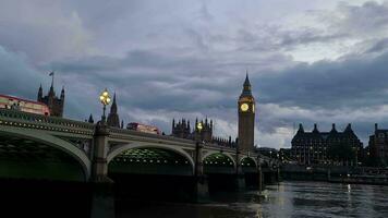 plus magnifique scène de Westminster central Londres, rivière Tamise et gros Ben, le métrage a été capturé pendant magnifique le coucher du soleil après pluie plus de Londres ville de Angleterre, août 2ème, 2023 video