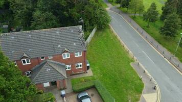 haute angle vue de occidental luton ville et Résidentiel district. aérien vue de capturé avec drone caméra sur 30 juillet, 2023. Angleterre, Royaume-Uni video