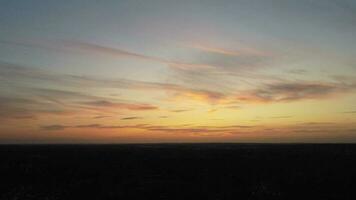 alto angolo Visualizza di maggior parte bellissimo arancia cielo e nuvole durante tramonto al di sopra di settentrionale luton città di Inghilterra UK, aereo metraggio era catturato con di droni telecamera su luglio 29, 2023 video