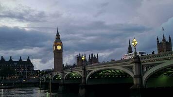 meest mooi tafereel van Westminster centraal Londen, rivier- Theems en groot ben, de beeldmateriaal was gevangen genomen gedurende mooi zonsondergang na regen over- Londen stad van Engeland, augustus 2e, 2023 video