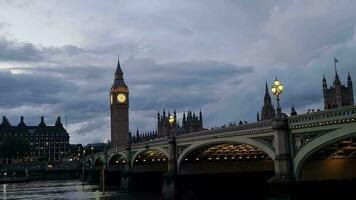 maggior parte bellissimo scena di Westminster centrale Londra, fiume Tamigi e grande ben, il metraggio era catturato durante bellissimo tramonto dopo pioggia al di sopra di Londra città di Inghilterra, agosto 2°, 2023 video