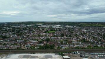 alto angolo Visualizza di nord est di luton città e suo Residenziale quartiere. aereo metraggio era catturato con di droni telecamera su agosto 03, 2023. Inghilterra, UK video