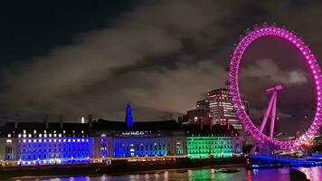 más hermosa imágenes de iluminado Londres ojo desde río Támesis Westminster, grande ben reloj torre a después puesta de sol noche. Inglaterra genial Bretaña, imágenes estaba capturado en ago 02, 2023 después puesta de sol. video