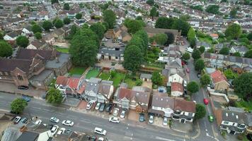 hög vinkel se av norr öst av luton stad och dess bostads- distrikt. antenn antal fot var fångad med drönare kamera på augusti 03:e, 2023. England, Storbritannien video