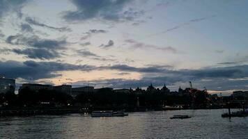 die meisten schön Szene von Westminster zentral London, Fluss Themse und groß ben, das Aufnahmen war gefangen während schön Sonnenuntergang nach Regen Über London Stadt von England, August 2., 2023 video