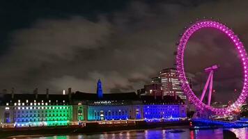 die meisten schön Aufnahmen von beleuchtet London Auge von Fluss Themse Westminster, groß ben Uhr Turm beim nach Sonnenuntergang Nacht. England großartig Großbritannien, Aufnahmen war gefangen auf aug 02., 2023 nach Sonnenuntergang. video