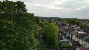 hoch Winkel Aussicht von Norden Osten von Luton Stadt und es ist Wohn Bezirk. Antenne Aufnahmen war gefangen mit Drohnen Kamera auf August 03., 2023. England, Vereinigtes Königreich video