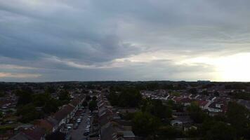 alto ángulo ver de norte este de lutón ciudad y sus residencial distrito. aéreo imágenes estaba capturado con drones cámara en agosto 03, 2023. Inglaterra, Reino Unido video