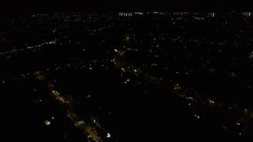 lent mouvement établi de 60 ips à 30fps, haute angle métrage de central luton ville de Angleterre pendant nuit. illuminé luton ville a été capturé avec drone caméra sur août 5ème, 2023 pendant nuit video