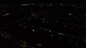 langzaam beweging gemaakt van 60 fps naar 30 fps, hoog hoek beeldmateriaal van centraal luton stad van Engeland gedurende nacht. verlichte luton stad was gevangen genomen met drone's camera Aan augustus 5e, 2023 gedurende nacht video