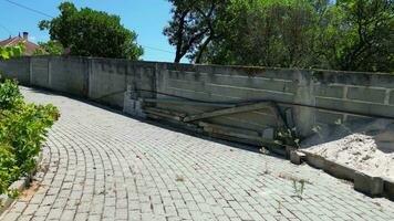 schön Aufnahmen von modern Zuhause Garten und Rasen beim porto Landschaft von Portugal. das Aufnahmen war gefangen mit Drohnen Kamera auf Juli 10., 2023 video