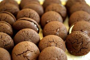 de cerca y cosecha chocolate emparedado galletas en un panadería tienda. foto