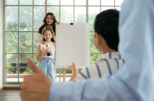 familia de artistas ese gastar fines de semana a hogar pintura con agua foto