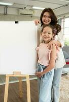 familia de artistas ese gastar fines de semana a hogar pintura con agua foto