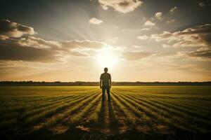 hombre en campo en soleado día foto