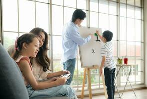 familia de artistas ese gastar fines de semana a hogar pintura con agua foto