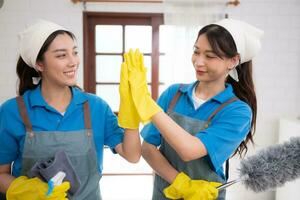 retrato de asiático hembra limpieza Servicio personal en uniforme y caucho guantes, tareas del hogar concepto foto