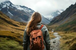 mujer caminante con mochila excursionismo en Cordillera blanca, Perú, un hembra caminante caminando a montañas posterior vista, ai generado foto