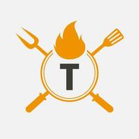 letra t restaurante logo con parrilla tenedor y espátula icono. caliente parrilla símbolo vector