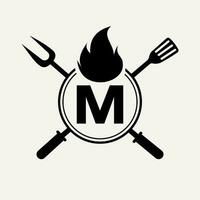 letra metro restaurante logo con parrilla tenedor y espátula icono. caliente parrilla símbolo vector