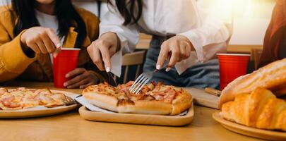 amigos pasar el rato. joven hembra celebrando cumpleaños fiesta a fin de semana a hogar, comiendo pizza, Bebiendo champán, fiesta, estilo de vida, amistad foto