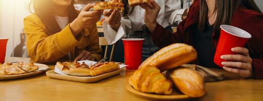 riendo grupo de diverso joven mujer colgando fuera a hogar juntos y comiendo pizzariendo grupo de diverso joven mujer colgando fuera a hogar comiendo Pizza foto