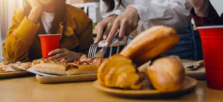 riendo grupo de diverso joven mujer colgando fuera a hogar juntos y comiendo pizzariendo grupo de diverso joven mujer colgando fuera a hogar comiendo Pizza foto