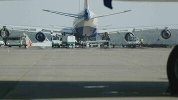 vue de Moscou aéroport à été chaleur brume, concentrer dans premier plan video
